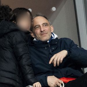 Raphaël Glucksmann et son fils - Célébrités dans les tribunes du quart de finale de la Ligue des Nations de l'UEFA 2025 "France - Croatie (2-0 / tab 5-4)" au Stade de France à Saint-Denis le 23 mars 2025. © Cyril Moreau/Bestimage