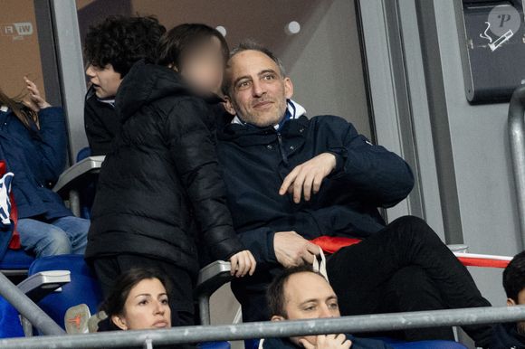 Raphaël Glucksmann et son fils - Célébrités dans les tribunes du quart de finale de la Ligue des Nations de l'UEFA 2025 "France - Croatie (2-0 / tab 5-4)" au Stade de France à Saint-Denis le 23 mars 2025. © Cyril Moreau/Bestimage