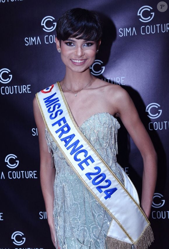 Mais il n'en fut rien !

Exclusif - Eve Gilles (Miss France 2024) - Défilé de mode "Sima Couture" à Enghien le 5 novembre 2024. © Rachid Bellak/Bestimage