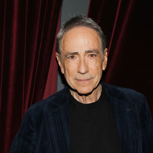 Alain Chamfort est une légende vivante de la scène musicale française

Exclusif - Alain Chamfort "Dandy Symphonique"  - People dans les backstage du concert de A.Chamfort "Dandy Symphonique"  au Grand Rex à Paris.
© Denis Guignebourg / Bestimage