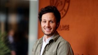 "Je suis dopé pour les semaines qui viennent" : Vianney et son épouse se montrent avec leur tout petit bébé dans leur fameuse cabane
