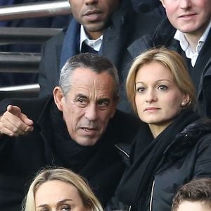 Thierry Ardisson et sa femme Audrey Crespo-Mara - People au match de Ligue 1 PSG - Reims lors de la 27ème journée au Parc des Princes à Paris, le 20 février 2016. - Merci de flouter la tete des enfants-