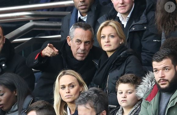 Thierry Ardisson et sa femme Audrey Crespo-Mara - People au match de Ligue 1 PSG - Reims lors de la 27ème journée au Parc des Princes à Paris, le 20 février 2016. - Merci de flouter la tete des enfants-