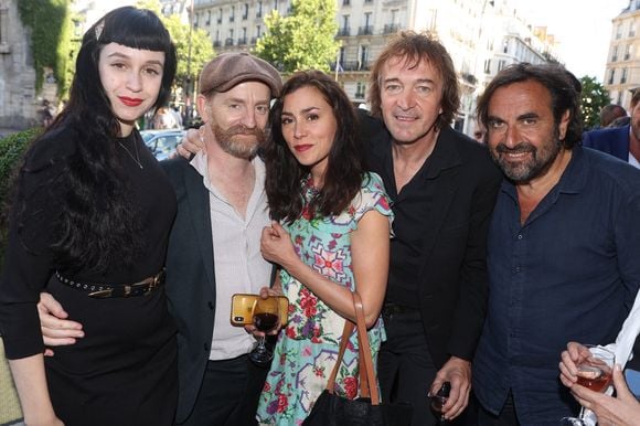 Une véritable artiste dans l'âme

Daria Nelson, Mathias Malzieu, Olivia Ruiz, Cali et Andre Manoukian à la soirée " L'Ete Litteraire & Musical " aux Deux Magots le 27 juin 2022 à Paris, France. Photo par Jerome Domine/ABACAPRESS.COM