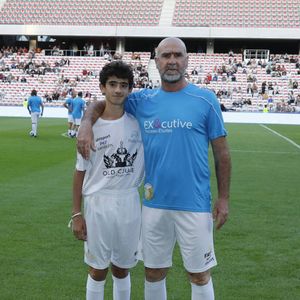 Le jeune homme pratique le foot au Portugal et participe à des exhibitions avec son père.

L'ancien joueur de football français Eric Cantona et son fils Emir se tiennent sur le terrain à la mi-temps. Match de charité pour l'association Un Espoir, Un Sourire Pour La Vie. Des légendes du football, mais aussi du rugby et quelques personnalités, sont présentes pour un match de mi-temps foot, mi-temps rugby. Nice, France, 26 septembre 2022. Photo Patrick Aventurier/ABACAPRESS.COM