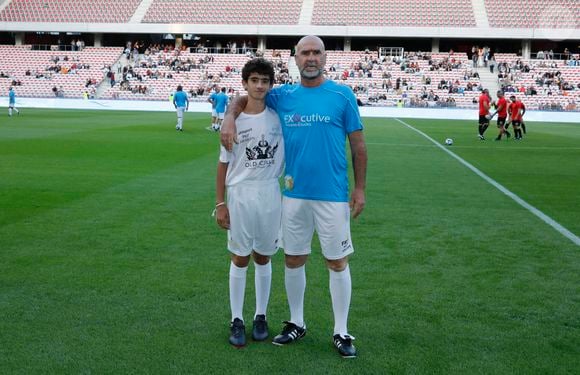 Le jeune homme pratique le foot au Portugal et participe à des exhibitions avec son père.

L'ancien joueur de football français Eric Cantona et son fils Emir se tiennent sur le terrain à la mi-temps. Match de charité pour l'association Un Espoir, Un Sourire Pour La Vie. Des légendes du football, mais aussi du rugby et quelques personnalités, sont présentes pour un match de mi-temps foot, mi-temps rugby. Nice, France, 26 septembre 2022. Photo Patrick Aventurier/ABACAPRESS.COM