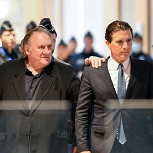 L'acteur français Gérard Depardieu arrive, avec son avocat Jérémie Assous, à l'ouverture de son procès pour agressions sexuelles sur deux femmes lors d'un tournage de film en 2021, au tribunal correctionnel de Paris, France, le 24 mars 2025. Depardieu, 76 ans, qui a réalisé plus de 200 films et séries télévisées, a été accusé de comportement inapproprié par une vingtaine de femmes, mais c'est la première affaire à être jugée. Les deux plaignantes - Amélie, 54 ans, décoratrice, et Sarah (nom modifié), 34 ans, assistante réalisatrice - allèguent une agression sexuelle lors du tournage en 2021 de « Les Volets Verts » du réalisateur Jean Becker. © Pierre Perusseau/Bestimage
