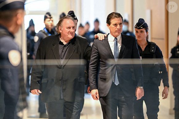 L'acteur français Gérard Depardieu arrive, avec son avocat Jérémie Assous, à l'ouverture de son procès pour agressions sexuelles sur deux femmes lors d'un tournage de film en 2021, au tribunal correctionnel de Paris, France, le 24 mars 2025. Depardieu, 76 ans, qui a réalisé plus de 200 films et séries télévisées, a été accusé de comportement inapproprié par une vingtaine de femmes, mais c'est la première affaire à être jugée. Les deux plaignantes - Amélie, 54 ans, décoratrice, et Sarah (nom modifié), 34 ans, assistante réalisatrice - allèguent une agression sexuelle lors du tournage en 2021 de « Les Volets Verts » du réalisateur Jean Becker. © Pierre Perusseau/Bestimage