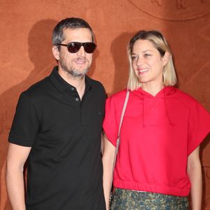 Guillaume Canet et sa compagne Marion Cotillard au village lors des internationaux de tennis de Roland Garros à Paris, le 10 juin 2018.
© Moreau-Jacovides/Bestimage