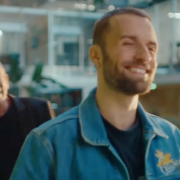 Face caméra, l'homme en noir en profite pour féliciter Squeezie en personne, malgré leur confrontation tendue de 2017, sur le plateau de Salut les Terriens. 

Squeezie et Thierry Ardisson réunis dans une vidéo de promotion du E-sport, dévoilée sur Instagram.