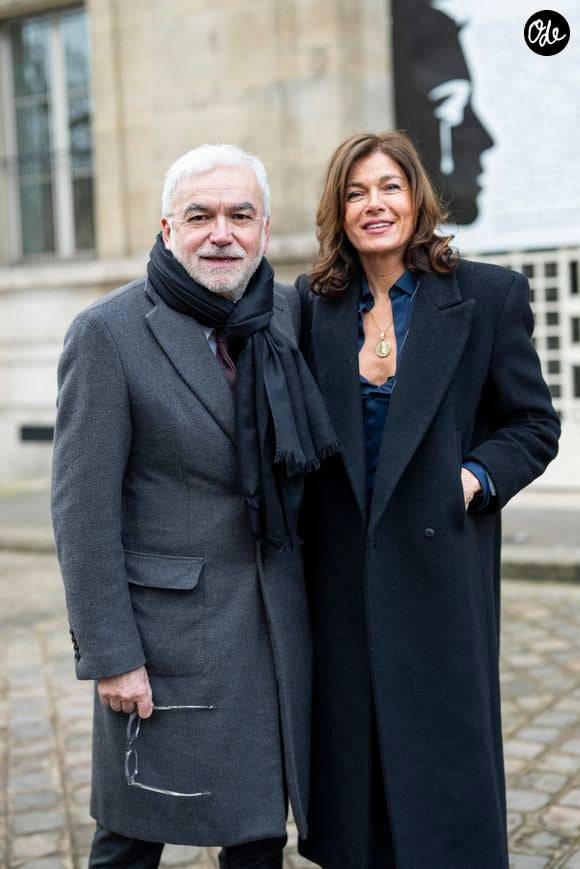Mardi 4 août, le journaliste a partagé sur Instagram une photo prise à Formentera, aux Baléares.

Pascal Praud et sa compagne Catherine Bancarel - Mariage civil de Georges Fenech et Amélie Leperre-Dimeglio à la mairie du 16ème arrondissement de Paris le 31 janvier 2026.

© Pierre Perusseau / Bestimage