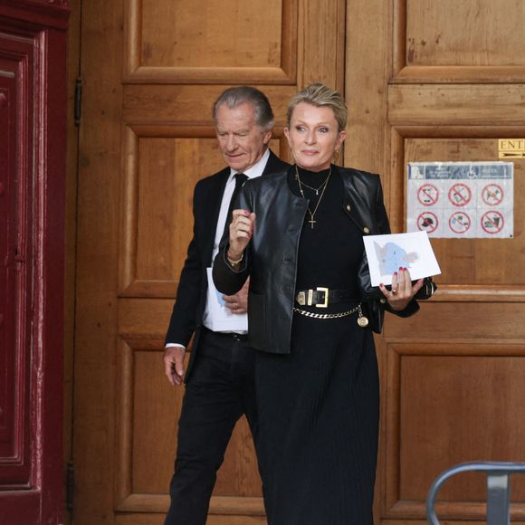 Sophie Davant et William Leymergie assistent aux obsèques de Philippe Labro à l'église Saint Germain des Prés à Paris, France, le 13 juin 2025. Philippe Labro, journaliste, auteur, réalisateur et compositeur prolifique, est décédé à l'âge de 88 ans des suites d'un cancer le 4 juin. Photo by Nasser Berzane/ABACAPRESS.COM