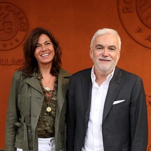 Pascal Praud et sa compagne Catherine Bancarel au photocall du village (night session) lors des Internationaux de France de Tennis de Roland Garros 2026, à Paris, France, le 5 juin 2026.

© Jacovides-Moreau/Bestimage
