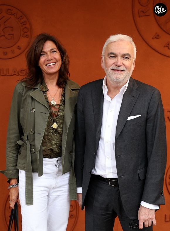 Pascal Praud et sa compagne Catherine Bancarel au photocall du village (night session) lors des Internationaux de France de Tennis de Roland Garros 2026, à Paris, France, le 5 juin 2026.

© Jacovides-Moreau/Bestimage