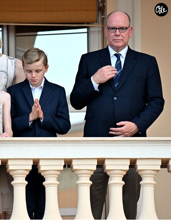 No Tabloïds - Le prince Albert II de Monaco, la princesse Charlène de Monaco, le prince héréditaire Jacques de Monaco, marquis des Baux, la princesse Gabriella de Monaco, comtesse de Carladès, lors de la célébration de la fête de la Saint Jean sur la Place du Palais princier de Monaco, le 23 juin 2026. La Saint Jean est à l'origine une fête païenne puis chrétienne. Pour les païens, c'était une fête qui célébrait les moissons. Une fois christianisée, cette fête est devenue celle du solstice d'été et donc la fête de la lumière. © Bruno Bebert / Bestimage