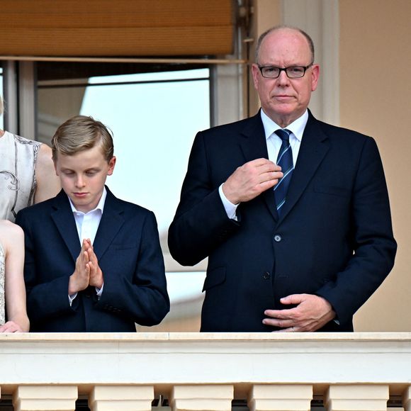 No Tabloïds - Le prince Albert II de Monaco, la princesse Charlène de Monaco, le prince héréditaire Jacques de Monaco, marquis des Baux, la princesse Gabriella de Monaco, comtesse de Carladès, lors de la célébration de la fête de la Saint Jean sur la Place du Palais princier de Monaco, le 23 juin 2026. La Saint Jean est à l'origine une fête païenne puis chrétienne. Pour les païens, c'était une fête qui célébrait les moissons. Une fois christianisée, cette fête est devenue celle du solstice d'été et donc la fête de la lumière. © Bruno Bebert / Bestimage