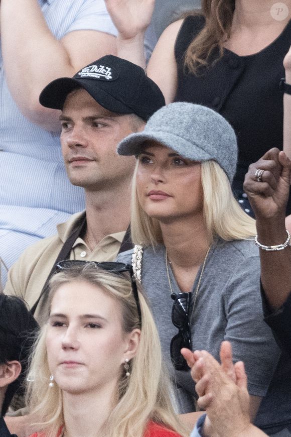 Exclusif - Kelly Vedovelli et son petit frère Lucas en tribunes lors des Internationaux de France de Tennis de Roland Garros 2025, à Paris, France, le 6 juin 2025. © Jacovides-Moreau/Bestimage