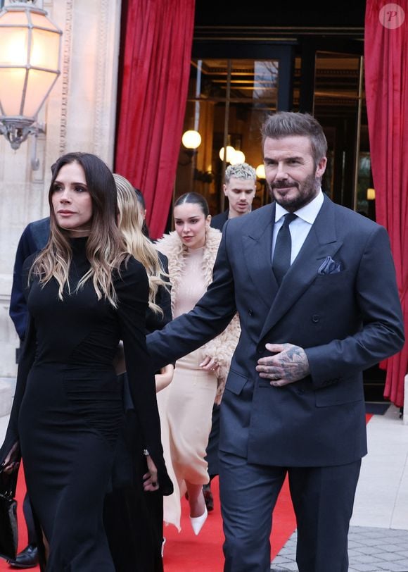 David Beckham et Victoria Beckham, Jackie Apostel - V.Beckham, accompagnée de sa famille, à la sortie de l'Hôtel La Réserve avant d'être élevée au rang de Chevalier des Arts et des Lettres au ministère de la Culture à Paris, le 26 janvier 2026.
© Denis Guignebourg / Bestimage