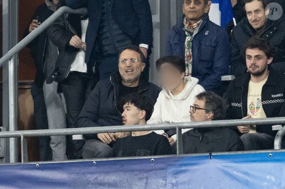 Arthur et son fils Aaron - Célébrités dans les tribunes du quart de finale de la Ligue des Nations de l'UEFA 2025 "France - Croatie (2-0 / tab 5-4)" au Stade de France à Saint-Denis le 23 mars 2025. © Cyril Moreau/Bestimage