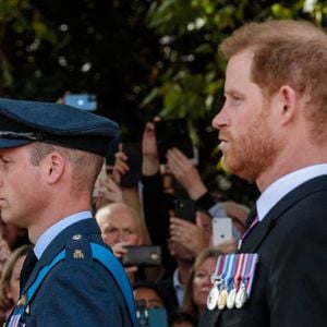 Le prince William, prince de Galles, le prince Harry - Procession cérémonielle du cercueil de la reine Elisabeth II du palais de Buckingham à Westminster Hall à Londres le 14 septembre 2022.
© Photoshot / Panoramic / Bestimage