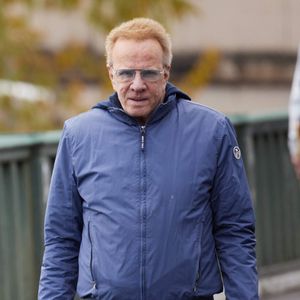 Et il est aujourd'hui toujours en convalescence.

Christophe Lambert - Inauguration de "La promenade Jean-Paul Belmondo" au terre-plein central du pont de Bir-Hakeim, ouvrage public communal situé sous le viaduc du métro aérien, à Paris (15e, 16e) le 12 avril 2023. Lors de la séance d’octobre 2021, le Conseil de Paris avait décidé d'honorer la mémoire de Jean-Paul Belmondo, comédien, producteur de cinéma et directeur de théâtre français. Cet emplacement, immortalisé par la scène de cascade réalisée par l’acteur dans le film d’Henri Verneuil Peur sur la Ville (1975), est identifié par le plan annexé à la délibération. Cette dénomination s’effectue en dérogation à la règle qui prévoit que le nom d’une personnalité ne peut être attribué à une voie publique de Paris que cinq ans au plus tôt après son décès. © Cyril Moreau/Bestimage
