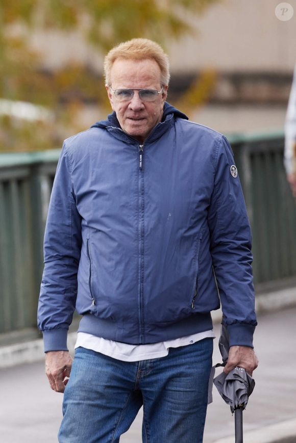 Et il est aujourd'hui toujours en convalescence.

Christophe Lambert - Inauguration de "La promenade Jean-Paul Belmondo" au terre-plein central du pont de Bir-Hakeim, ouvrage public communal situé sous le viaduc du métro aérien, à Paris (15e, 16e) le 12 avril 2023. Lors de la séance d’octobre 2021, le Conseil de Paris avait décidé d'honorer la mémoire de Jean-Paul Belmondo, comédien, producteur de cinéma et directeur de théâtre français. Cet emplacement, immortalisé par la scène de cascade réalisée par l’acteur dans le film d’Henri Verneuil Peur sur la Ville (1975), est identifié par le plan annexé à la délibération. Cette dénomination s’effectue en dérogation à la règle qui prévoit que le nom d’une personnalité ne peut être attribué à une voie publique de Paris que cinq ans au plus tôt après son décès. © Cyril Moreau/Bestimage