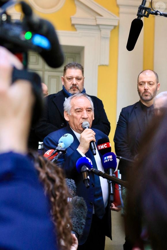 Info du 23/04/2025 - La fille du premier ministre, Hélène Perlant révèle dans Paris Match qu'elle a subi des sévices à Bétharram mais qu'elle n'en a jamais parlé - Le Premier ministre français François Bayrou s'adresse à la presse après une réunion avec des membres du collectif des victimes des violences de Notre-Dame-de-Bétharram et son porte-parole Alain Esquerre, alors que Bayrou se bat pour contenir une nouvelle polémique après que les législateurs l'ont exhorté à expliquer s'il était au courant des allégations généralisées d'abus sexuels sur mineurs au collège et au lycée catholiques entre les années 1970 et 1990, à l'hôtel de ville de Pau, dans le sud-ouest de la France, le 15 février 2025. © Christophe De Prada/Bestimage