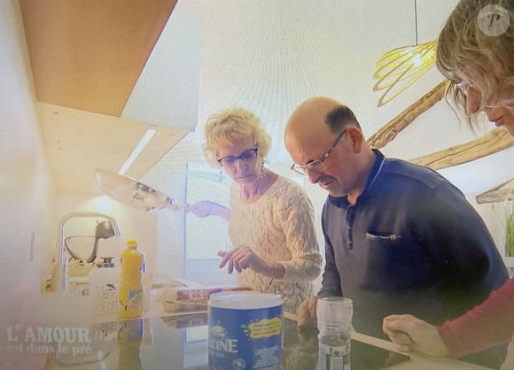Denis, à la ferme chez lui avec ses prétendantes Sylvie et Romy dans "L'amour est dans le pré"