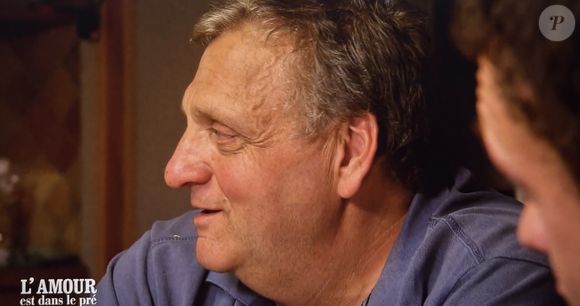 Laurent (L'amour est dans le pré) à la ferme avec ses prétendantes Laurence et Françoise.