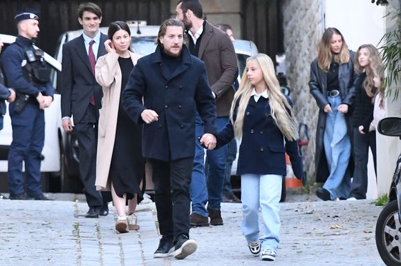 Aurélien Enthoven, Louis Sarkozy et sa femme Natali Husic enceinte, Jean Sarkozy, Giulia Sarkozy - Le clan Sarkozy à la sortie du domicile de Nicolas Sarkozy domicile parisien avant son incarcération à la prison de La Santé à Paris, France, le 21 octobre 2025. Nicolas Sarkozy purgera une peine de cinq ans de prison après avoir été reconnu coupable d'association de malfaiteurs en lien avec un projet de financement de la campagne électorale de 2007 de l'ancien dictateur libyen Mouammar Kadhafi. Nicolas Sarkozy, qui a connu de nombreux ennuis judiciaires depuis sa défaite à la réélection en 2012, sera incarcéré le 21 octobre 2025 pour un projet visant à obtenir des fonds libyens pour sa campagne présidentielle victorieuse de 2007, devenant ainsi le premier ancien dirigeant d'un pays de l'Union européenne à purger une peine de prison. L'ancien dirigeant français a fait appel du verdict et dénoncé une "injustice". © Bestimage