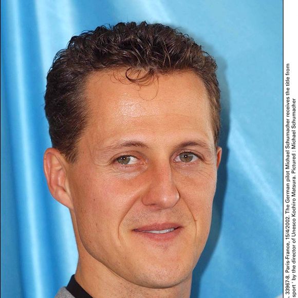 Depuis, les informations sur son état de santé sont quasi inexistantes

© Giancarlo Gorassini/ABACA.. Paris-France, 15/4/2002. Le pilote allemand Michael Schumacher reçoit le titre de 'Champion de l'Unesco pour le sport' par le directeur de l'Unesco Kochiro Matsura. Photo : Michael Schumacher