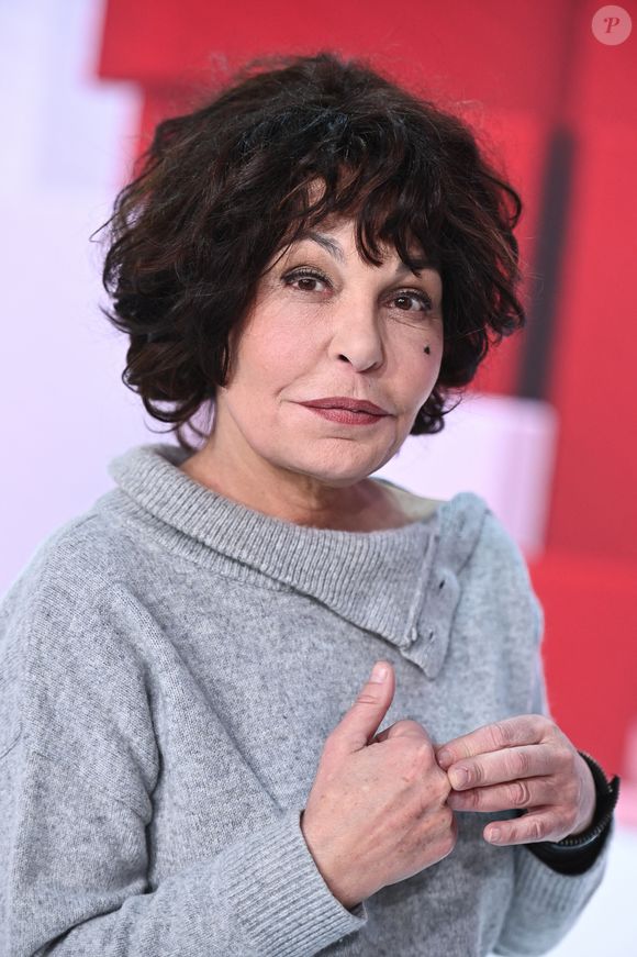 L’animatrice pense aussi à Isabelle Mergault.

Isabelle Mergault - Enregistrement de l'émission Vivement Dimanche présentée par M.Drucker au Pavillon Gabriel à Paris le 9 janvier 2024. Guillaume Gaffiot/Bestimage