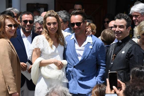Nathalie Baye, Bernard Montiel, Jean-Louis Borloo, David Hallyday - Mariage de Laura Smet et Raphaël Lancrey-Javal à l'église Notre-Dame des Flots au Cap-Ferret le jour de l'anniversaire de son père Johnny Hallyday le 15 juin 2019.