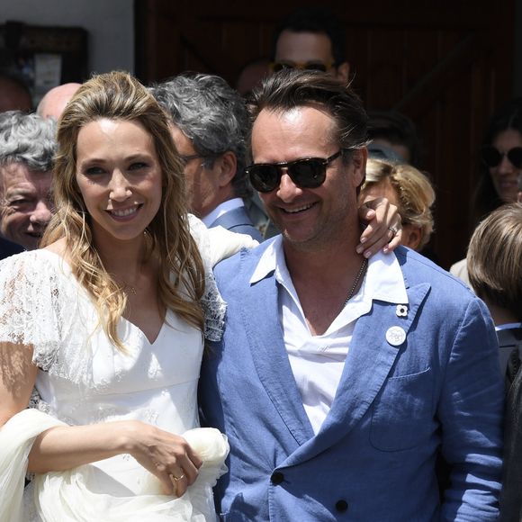 Nathalie Baye, Bernard Montiel, Jean-Louis Borloo, David Hallyday - Mariage de Laura Smet et Raphaël Lancrey-Javal à l'église Notre-Dame des Flots au Cap-Ferret le jour de l'anniversaire de son père Johnny Hallyday le 15 juin 2019.