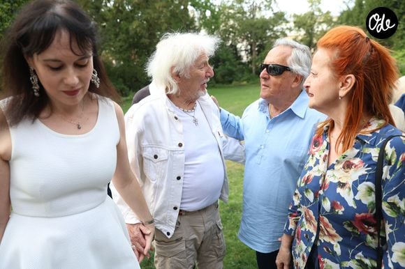 "La France vous dit merci pour avoir mis des chevaux dans nos rêves et de la fraternité dans vos chansons", lui a notamment déclaré le président de la République.

Hugues Aufray et sa femme Murielle, Gilbert Montagné et sa femme Nikole - ⁠Damien Nougarède reçoit des mains de Rachida Dati les insignes de Chevalier dans l’ordre des Arts et Lettres, lors d’une cérémonie organisée dans la salle des mariages de la mairie du 7ème arrondissement à Paris le 15 juillet 2026. © Alain Guizard/Bestimage