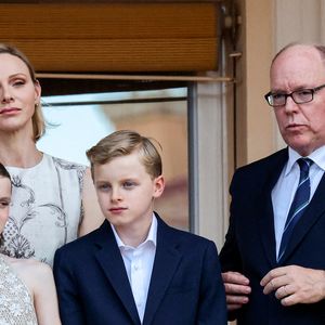 Le prince Albert II de Monaco, la princesse Charlène de Monaco, le prince héréditaire Jacques de Monaco, marquis des Baux, la princesse Gabriella de Monaco, comtesse de Carladès au balcon du Palais princier lors de la célébration de la fête de la Saint Jean sur la Place du Palais princier de Monaco, le 23 juin 2026. La Saint Jean est à l'origine une fête païenne puis chrétienne. Pour les païens, c'était une fête qui célébrait les moissons. Une fois christianisée, cette fête est devenue celle du solstice d'été et donc la fête de la lumière. © Claudia Albuquerque/Bestimage
