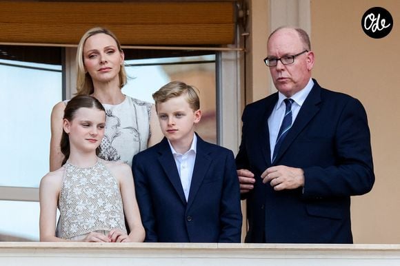 Le prince Albert II de Monaco, la princesse Charlène de Monaco, le prince héréditaire Jacques de Monaco, marquis des Baux, la princesse Gabriella de Monaco, comtesse de Carladès au balcon du Palais princier lors de la célébration de la fête de la Saint Jean sur la Place du Palais princier de Monaco, le 23 juin 2026. La Saint Jean est à l'origine une fête païenne puis chrétienne. Pour les païens, c'était une fête qui célébrait les moissons. Une fois christianisée, cette fête est devenue celle du solstice d'été et donc la fête de la lumière. © Claudia Albuquerque/Bestimage