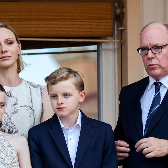 Le prince Albert II de Monaco, la princesse Charlène de Monaco, le prince héréditaire Jacques de Monaco, marquis des Baux, la princesse Gabriella de Monaco, comtesse de Carladès au balcon du Palais princier lors de la célébration de la fête de la Saint Jean sur la Place du Palais princier de Monaco, le 23 juin 2026. La Saint Jean est à l'origine une fête païenne puis chrétienne. Pour les païens, c'était une fête qui célébrait les moissons. Une fois christianisée, cette fête est devenue celle du solstice d'été et donc la fête de la lumière. © Claudia Albuquerque/Bestimage