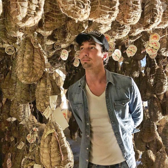 George Jephson s'est construit une carrière loin du milieu artistique puisqu'il est devenu charcutier. 

Capture d'écran du compte Instagram de George Jephson. @meatfishcheese