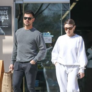 Le couple a annoncé la naissance de leur fille sur Instagram ce mercredi 23 septembre 2026.

Taylor Lautner et sa femme Taylor Dome ont fait des provisions chez Erewhon Market à Calabasas, le 1er mars 2024. 

Photo : Backgrid USA / Bestimage