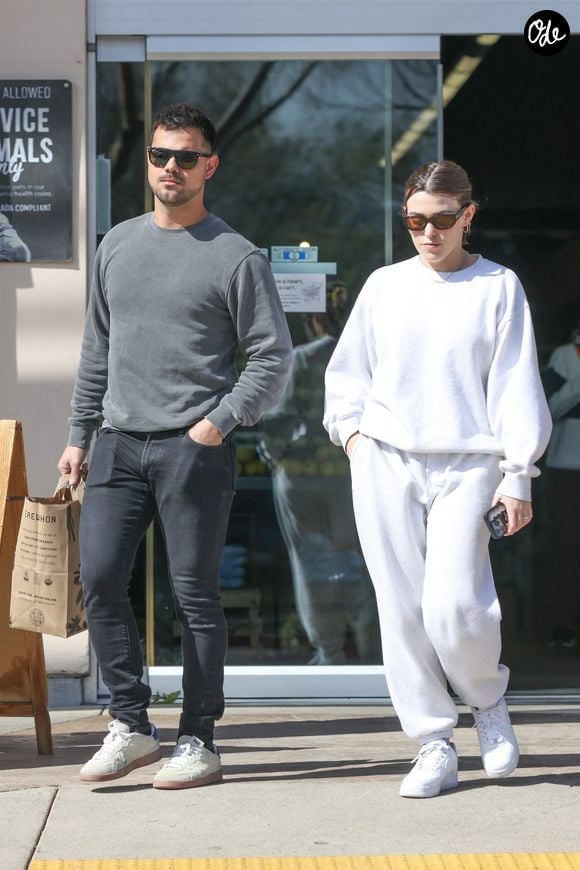 Le couple a annoncé la naissance de leur fille sur Instagram ce mercredi 23 septembre 2026.

Taylor Lautner et sa femme Taylor Dome ont fait des provisions chez Erewhon Market à Calabasas, le 1er mars 2024. 

Photo : Backgrid USA / Bestimage