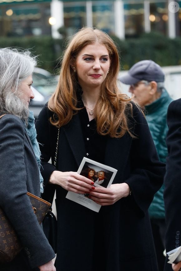 20 chefs d'État ou de gouvernement, des membres de familles royales, 14 lauréats du prix Nobel. La jeune femme y a été diplômée avec les honneurs. 

Catherine Van Offelen arrivant aux obsèques de Philippe Tesson en l'église Saint-Germain des-Prés à Paris le 10 février 2023.

© Christophe Clovis / Bestimage
