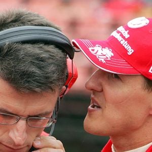 Le pilote allemand de Formule 1 Michael Schumacher (R) de l'équipe Scuderia Ferrari s'entretient avec l'ingénieur Chris Dyer avant le départ du Grand Prix de Hongrie sur le circuit Hungaroring à Mogyorod près de Budapest, Hongrie, le 6 août 2006. Photo by Rainer Jensen/DPA/Cameleon/ABACAPRESS.COM