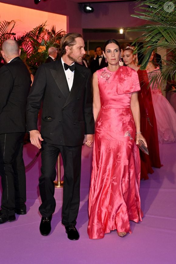 Non loin du couple, Tatiana Santo Domingo a aussi choisi une robe rose satinée de la marque Erdem. 

Andréa Casiraghi et  sa femme Tatiana Santo Domingo durant la 69ème édition du Bal de la Rose dans la Salle des Étoiles du Sporting Monte-Carlo à Monaco, le 29 mars 2025.
© Bruno Bebert / Pool Monaco / Bestimage