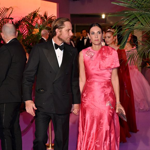 Non loin du couple, Tatiana Santo Domingo a aussi choisi une robe rose satinée de la marque Erdem. 

Andréa Casiraghi et  sa femme Tatiana Santo Domingo durant la 69ème édition du Bal de la Rose dans la Salle des Étoiles du Sporting Monte-Carlo à Monaco, le 29 mars 2025.
© Bruno Bebert / Pool Monaco / Bestimage