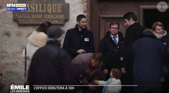 Marie et Colomban, les parents du petit Emile, arrivant à la basilique Sainte-Marie-Madeleine de Saint-Maximin-la-Sainte-Baume avec leurs deux enfants Alaïs et Vincent pour les obsèques d'Emile le 8 février 2025.