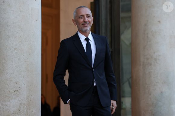 "Révérence de Marrakech, un peu tordue... Elle a voulu faire genre elle connaît les codes", a commenté l'acteur plutôt taquin. 

L'humoriste et acteur, Gad Elmaleh arrive au palais de l'Élysée pour un dîner offert aux chefs d’état et de gouvernement par le président de la république dans le cadre du XIXe Sommet de la Francophonie à Paris, le 4 octobre 2024. © Stéphane Lemouton / Bestimage