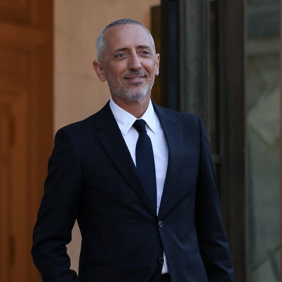 "Révérence de Marrakech, un peu tordue... Elle a voulu faire genre elle connaît les codes", a commenté l'acteur plutôt taquin. 

L'humoriste et acteur, Gad Elmaleh arrive au palais de l'Élysée pour un dîner offert aux chefs d’état et de gouvernement par le président de la république dans le cadre du XIXe Sommet de la Francophonie à Paris, le 4 octobre 2024. © Stéphane Lemouton / Bestimage