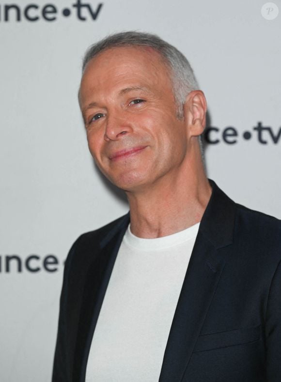 Il a évoqué le sujet avec humour sur son compte Twitch.

Samuel Étienne - Conférence de presse du Telethon 2022 à Paris le 21 octobre 2022.

© Coadic Guirec / Bestimage