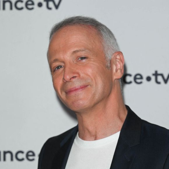 Il a évoqué le sujet avec humour sur son compte Twitch.

Samuel Étienne - Conférence de presse du Telethon 2022 à Paris le 21 octobre 2022.

© Coadic Guirec / Bestimage